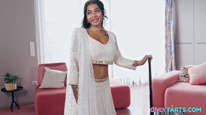 Yasmina Khan